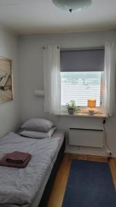 Postel nebo postele na pokoji v ubytování Trevligt hus/stuga i Svärtinge