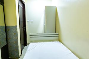 Postel nebo postele na pokoji v ubytování Small Budget Rooms for 'girls' only in Dubai, Marina