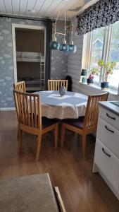 Kuchyň nebo kuchyňský kout v ubytování Trevligt hus/stuga i Svärtinge