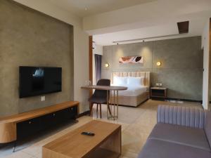 um quarto de hotel com um sofá e uma cama em Olive Le Opera by Embassy Group em Bangalore