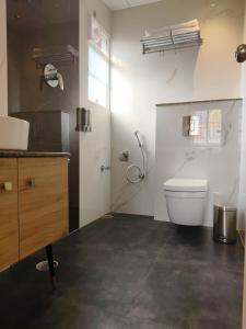 uma casa de banho com um WC e um lavatório em Olive Le Opera by Embassy Group em Bangalore