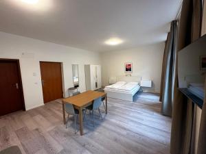 チューリッヒにあるHITレンタル ゼーフェルト クロイツシュトラーセ アパートメンツのテーブルとベッド1台付きの部屋、ベッドルーム1室が備わるアパートメントです。
