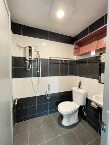 Koupelna v ubytování MR Homestay HotelStyle Room Teluk Intan