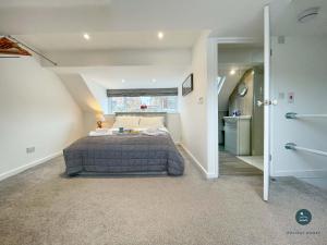 een slaapkamer met een groot bed en een badkamer bij Cobb Cottage - Harbourside permit parking in Rodwell