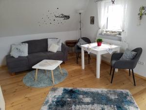 sala de estar con sofá y mesa en Ferienwohnung Füssel NICHT FÜR MONTEURE, en Bad Staffelstein