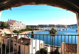 uma vista para uma marina a partir de uma varanda em MARCOGVER - Golfe de St-Tropez - Studio pour 2 personnes vue sur la marina em Cogolin
