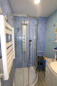 uma casa de banho com um chuveiro, um WC e um lavatório. em MARCOGVER - Golfe de St-Tropez - Studio pour 2 personnes vue sur la marina em Cogolin