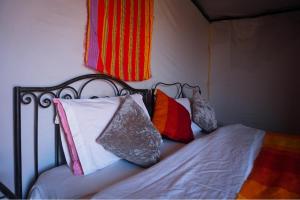 En eller flere senge i et værelse på Erg Chegaga Lodge