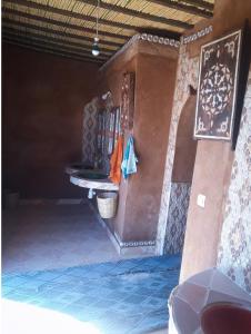 a room with a bench in the corner of a house at Erg Chegaga Lodge in Mhamid