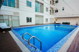 Swimming pool sa o malapit sa 2-BHK Luxury Apartment with 5 star Amenities (Gym,Pool, Cinema, Clubhouse and Rooftop)