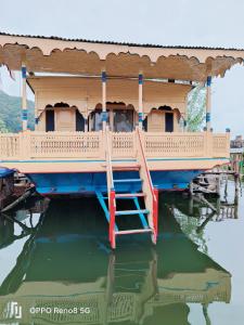 シュリーナガルにあるNormandi group of Houseboatsの水上の桟橋