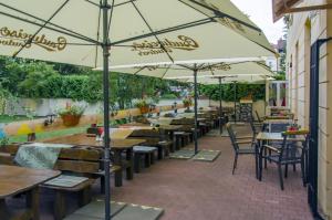 Reštaurácia alebo iné gastronomické zariadenie v ubytovaní Penzion Hacienda Ranchero