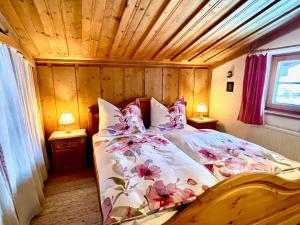 um quarto com uma cama e um tecto em madeira em Haus Annemarie em Oberndorf in Tirol