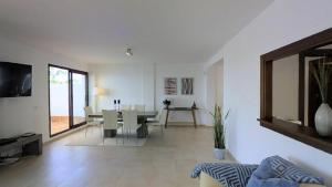 een woonkamer met een tafel en een eetkamer bij 2-story Penthouse with Beautiful Views in Marbella