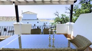 een tafel en stoelen op een balkon met uitzicht bij 2-story Penthouse with Beautiful Views in Marbella