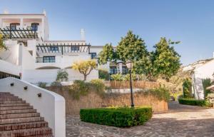 een gebouw met een trap voor een huis bij 2-story Penthouse with Beautiful Views in Marbella