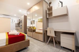 a bedroom with a desk and a bed and a desk and chair at Modern & Lovely Studio - Prime location in St. Julianʼs