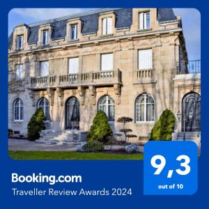 un edificio con un cartel que dice premios de revisión de viajes en Villa Bonnabel en Nancy
