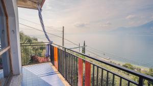 een balkon met uitzicht op het water bij Villa Mirella - Italian Homing in Torri del Benaco