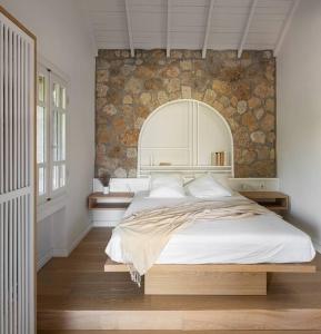 Ένα ή περισσότερα κρεβάτια σε δωμάτιο στο Constantin Villa by Halkidiki Villas