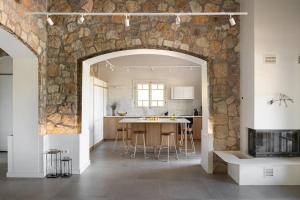 Η κουζίνα ή μικρή κουζίνα στο Constantin Villa by Halkidiki Villas