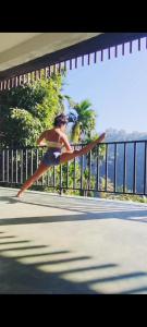 un homme fait un tour sur un court de tennis dans l'établissement Nature Green Hotels On Rock Home Ella, à Ella