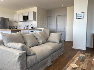 Kuchyň nebo kuchyňský kout v ubytování 108 - Appartement T4, au dernier étage, avec ascenseur, de la résidence des Arcades, avec magnifique vue mer. + 18 fotografií