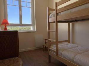 Postel nebo postele na pokoji v ubytování 108 - Appartement T4, au dernier étage, avec ascenseur, de la résidence des Arcades, avec magnifique vue mer.