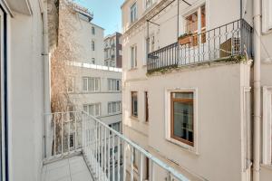 een trap in een appartementencomplex met gebouwen bij Historical Flat with Balcony near Galata Tower in Istanbul
