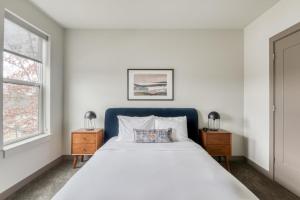 Postel nebo postele na pokoji v ubytování Burlington 1br w gym wd nr dining shops BOS-978