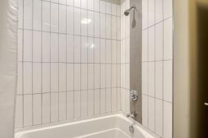 Koupelna v ubytování Burlington 1br w gym wd nr dining shops BOS-978 + 24 fotografií