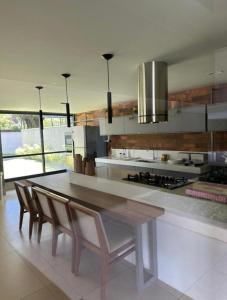 a kitchen with a table and chairs and a stove at Blue Beach pé na areia, Resort e praia in Cabedelo