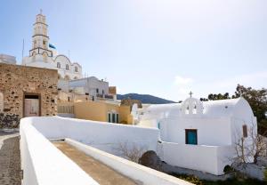 vista su una chiesa e su un edificio bianco di Yellow Orchid Cycladic House a Pyrgos