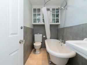La salle de bains est pourvue de toilettes blanches et d'un lavabo. dans l'établissement Pass the Keys Bijoux Central Bath Period Apartment and Parking, à Bath