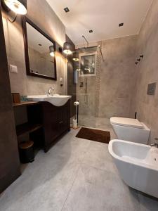 ein Badezimmer mit einem Waschbecken, einer Badewanne und einem WC in der Unterkunft Aparthotel Zabrze, Apartament Agnieszka in Zabrze