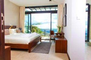 1 dormitorio con cama y ventana grande en Glass House at Champagne Ridge Villa by YourHost, en Nairobi