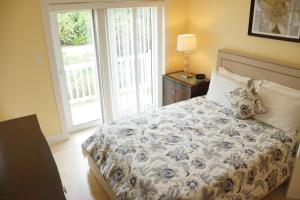 Ein Bett oder Betten in einem Zimmer der Unterkunft The Hamilton Beach Villas & Spa