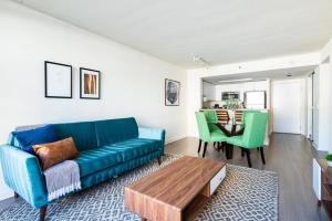 sala de estar con sofá azul y mesa en S Beach 1br w rooftop tennis nr muni lightrail SFO-1660 en San Francisco