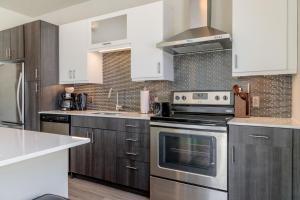 Una cocina o zona de cocina en Burlington 2br w gym wd nr dining shops BOS-977