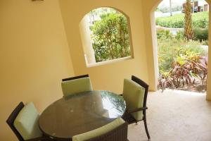 Ein Garten an der Unterkunft The Hamilton Beach Villas & Spa