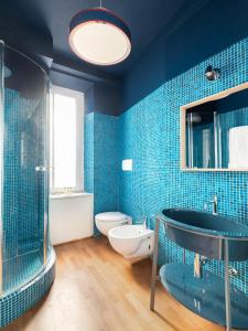 uma casa de banho azul com um WC e um lavatório em Casa Angelica by Burghesius em Roma