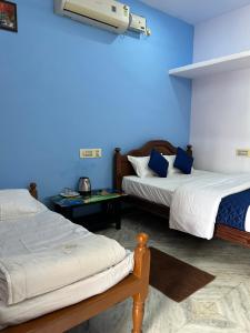 Tempat tidur dalam kamar di DSS HOME STAY Just 500 Meter Girivalam Road