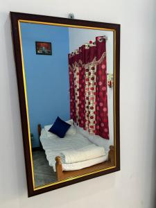 Tempat tidur dalam kamar di DSS HOME STAY Just 500 Meter Girivalam Road