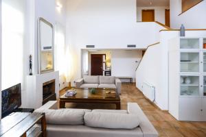un soggiorno con divano e tavolo di New Aiguesverdes ONLY FAMILIES a Reus