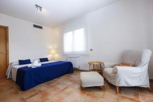 雷烏斯的住宿－New Aiguesverdes ONLY FAMILIES，一间卧室配有蓝色的床和椅子