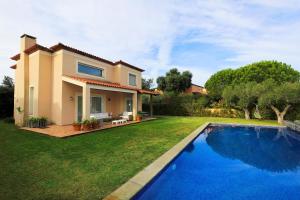 una casa con piscina en un patio en New Aiguesverdes ONLY FAMILIES en Reus