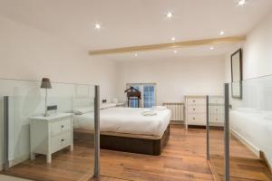 a white bedroom with a bed and a mirror at Modern- 2Bd 2Bth - Ópera in Madrid