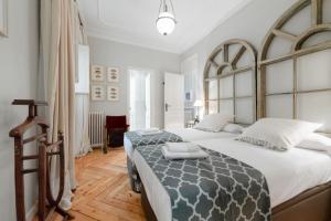 1 dormitorio con 1 cama grande con manta blanca y negra en Spacious bright- 2Bd 2Bth- Recoletos en Madrid
