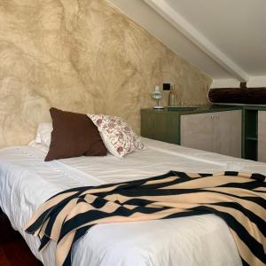 - une chambre avec un lit doté d'une couverture zébrée dans l'établissement Gioia House, à Milan