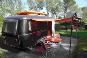 une camionnette noire avec une tente et une table dans l'établissement La Eriba Toinette, à Nort-sur-Erdre